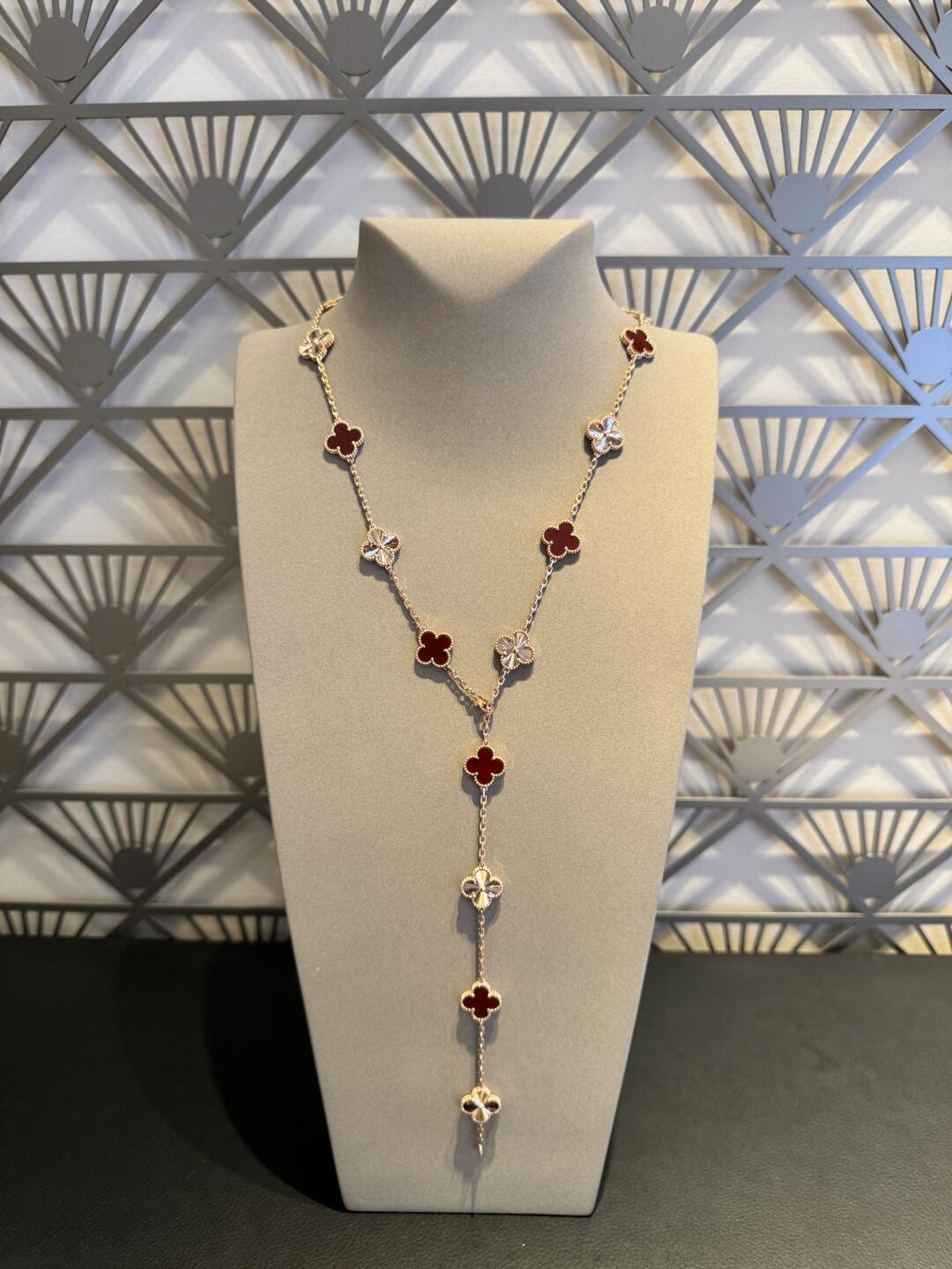 [Plus&Max]CLOVER 20 MOTIFS LASER CARNELIAN NECKLACE