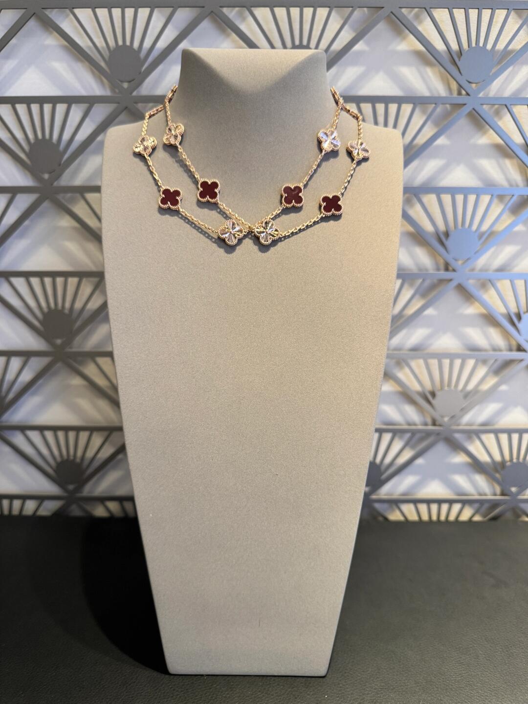 [Plus&Max]CLOVER 20 MOTIFS LASER CARNELIAN NECKLACE