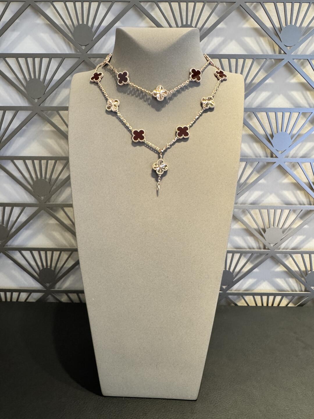 [Plus&Max]CLOVER 20 MOTIFS LASER CARNELIAN NECKLACE
