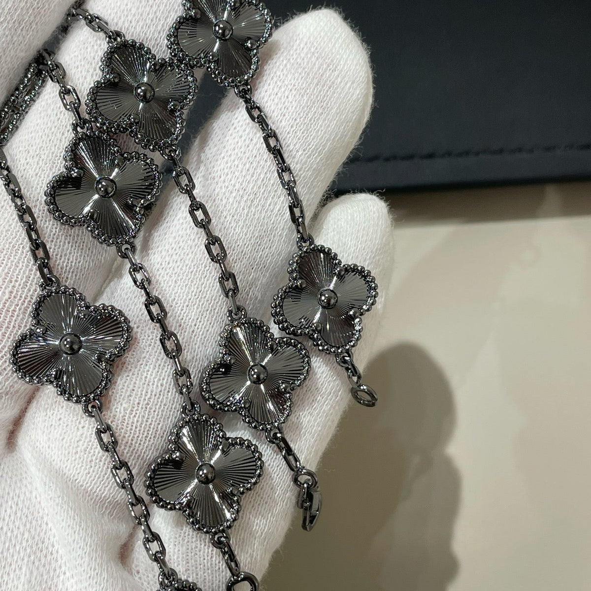 [Plus&Max]CLOVER 5 MOTIF BLACK BRACELET