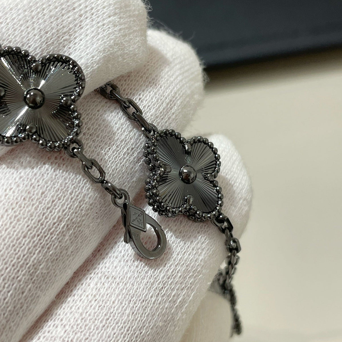 [Plus&Max]CLOVER 5 MOTIF BLACK BRACELET