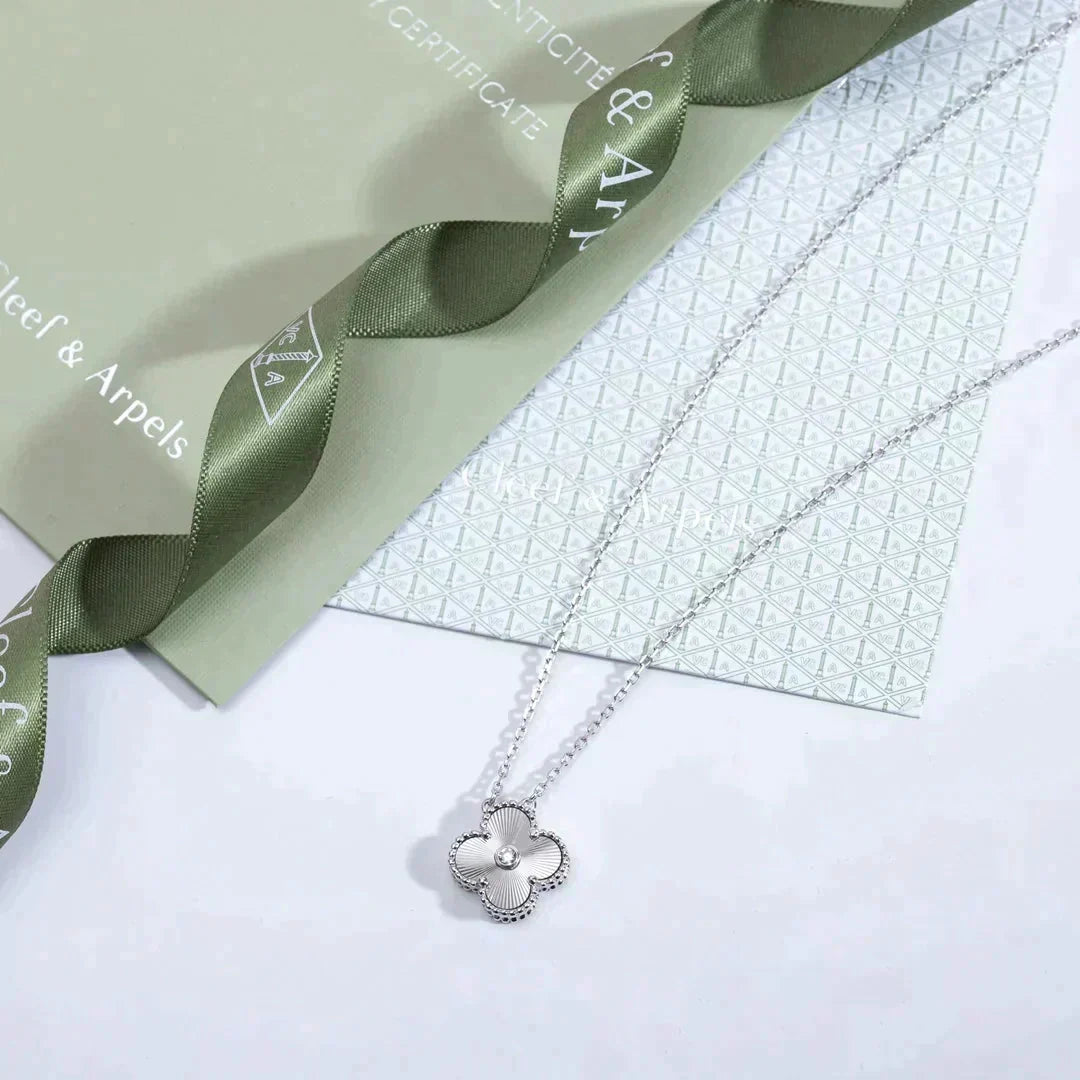 [Plus&Max]CLOVER  15MM DIAMOND LASER NECKLACE SILVER
