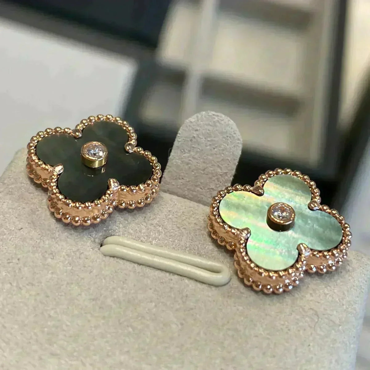 [Plus&Max]CLOVER MEDIUM 1 MOTIFS GRAY MOP  DIAMOND EARRINGS