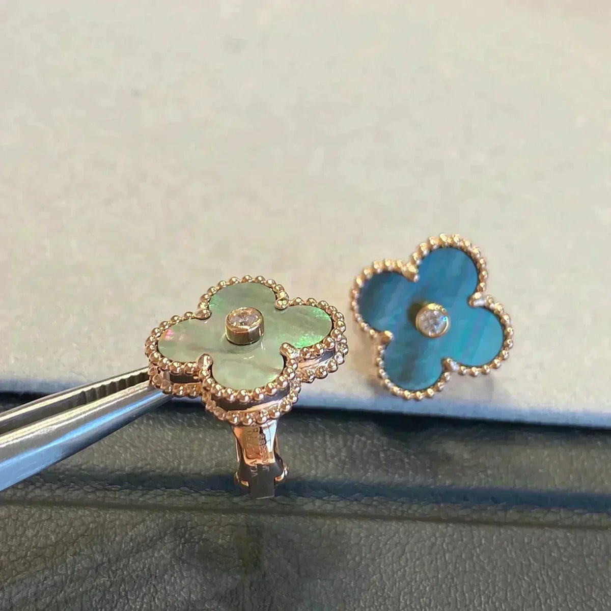[Plus&Max]CLOVER MEDIUM 1 MOTIFS GRAY MOP  DIAMOND EARRINGS