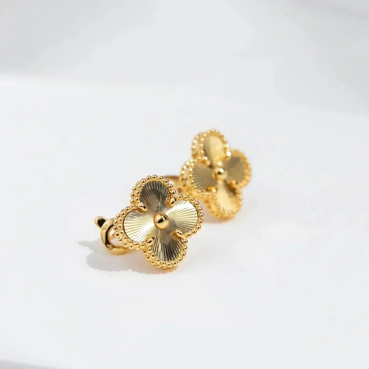 [Plus&Max]CLOVER MEDIUM 1 MOTIFS LASER EARRINGS