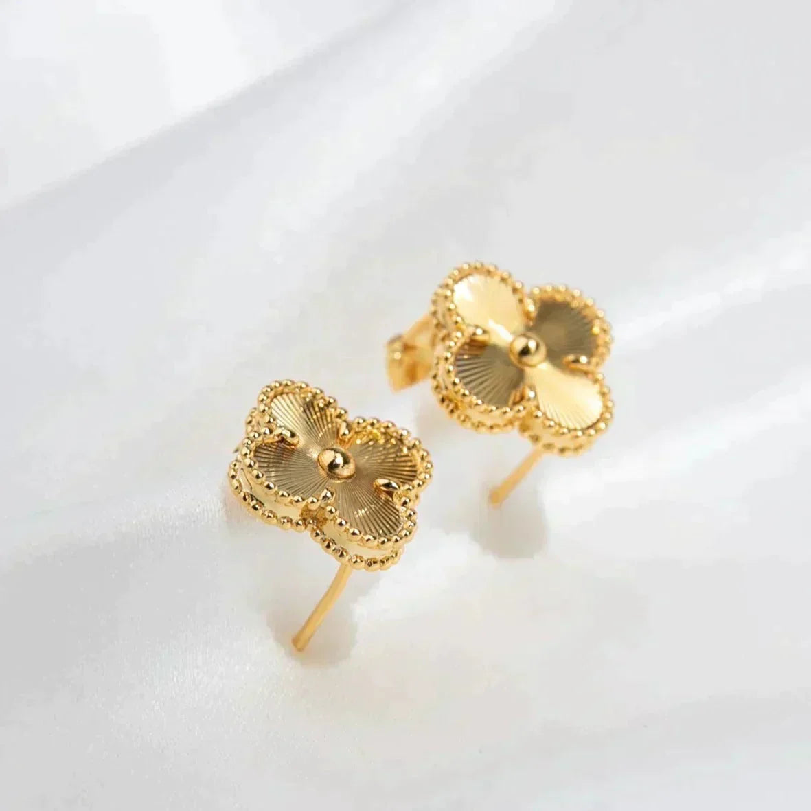 [Plus&Max]CLOVER MEDIUM 1 MOTIFS LASER EARRINGS