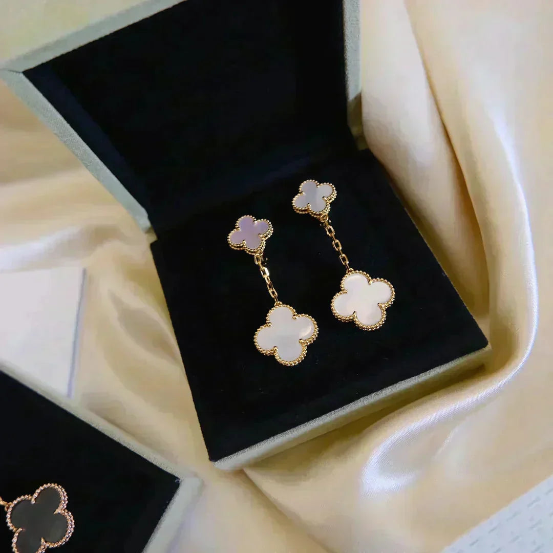 [Plus&Max]CLOVER 2 MOTIF WHITE MOP EARRINGS