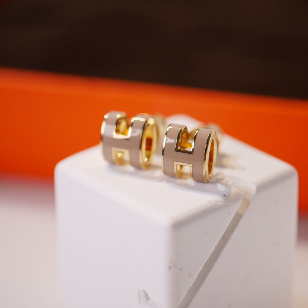 [Plus&Max]MINI POP H GOLD EARRINGS GREY