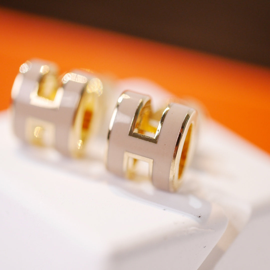 [Plus&Max]MINI POP H GOLD EARRINGS GREY