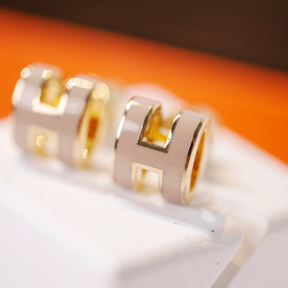 [Plus&Max]MINI POP H GOLD EARRINGS GREY
