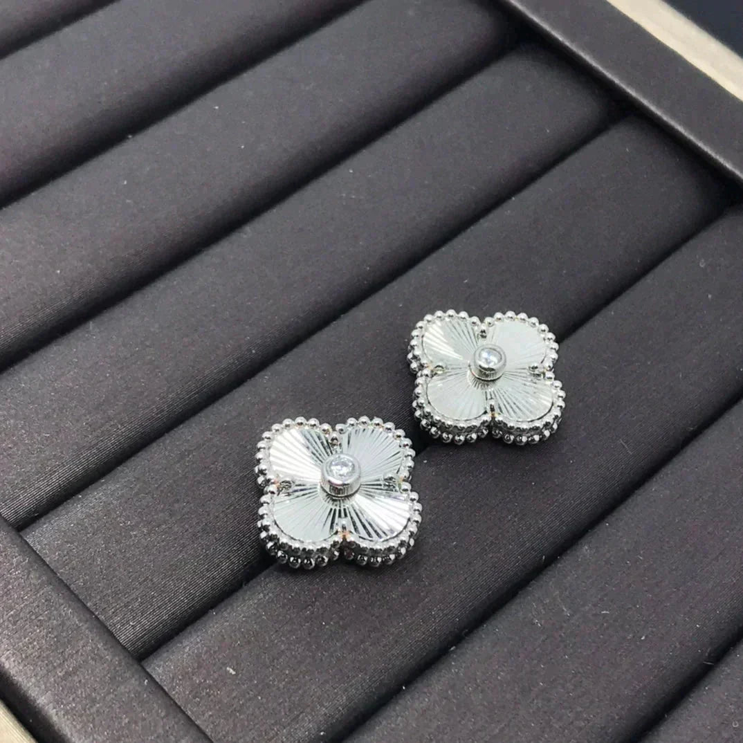 [Plus&Max]CLOVER MINI 9.5MM LASER EARRINGS
