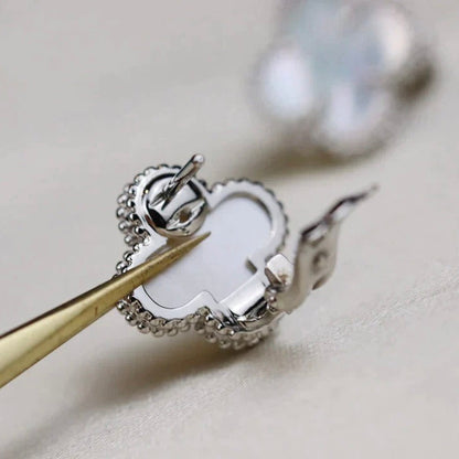 [Plus&Max]CLOVER MEDIUM 1 MOTIFS  WHITE MOP EARRINGS SILVER