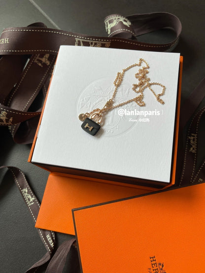 [Plus&Max]CONSTANCE BLACK PEDANT PINK GOLD NECKLACE