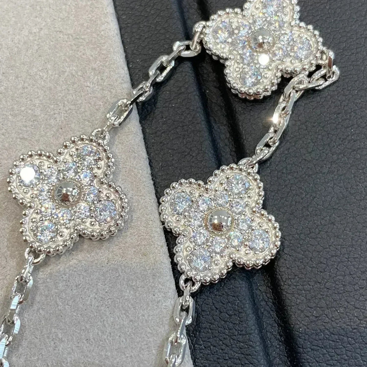 [Plus&Max]LUCKY CLOVER 5-MOTIF BRACELET - FULL-DIAMOND