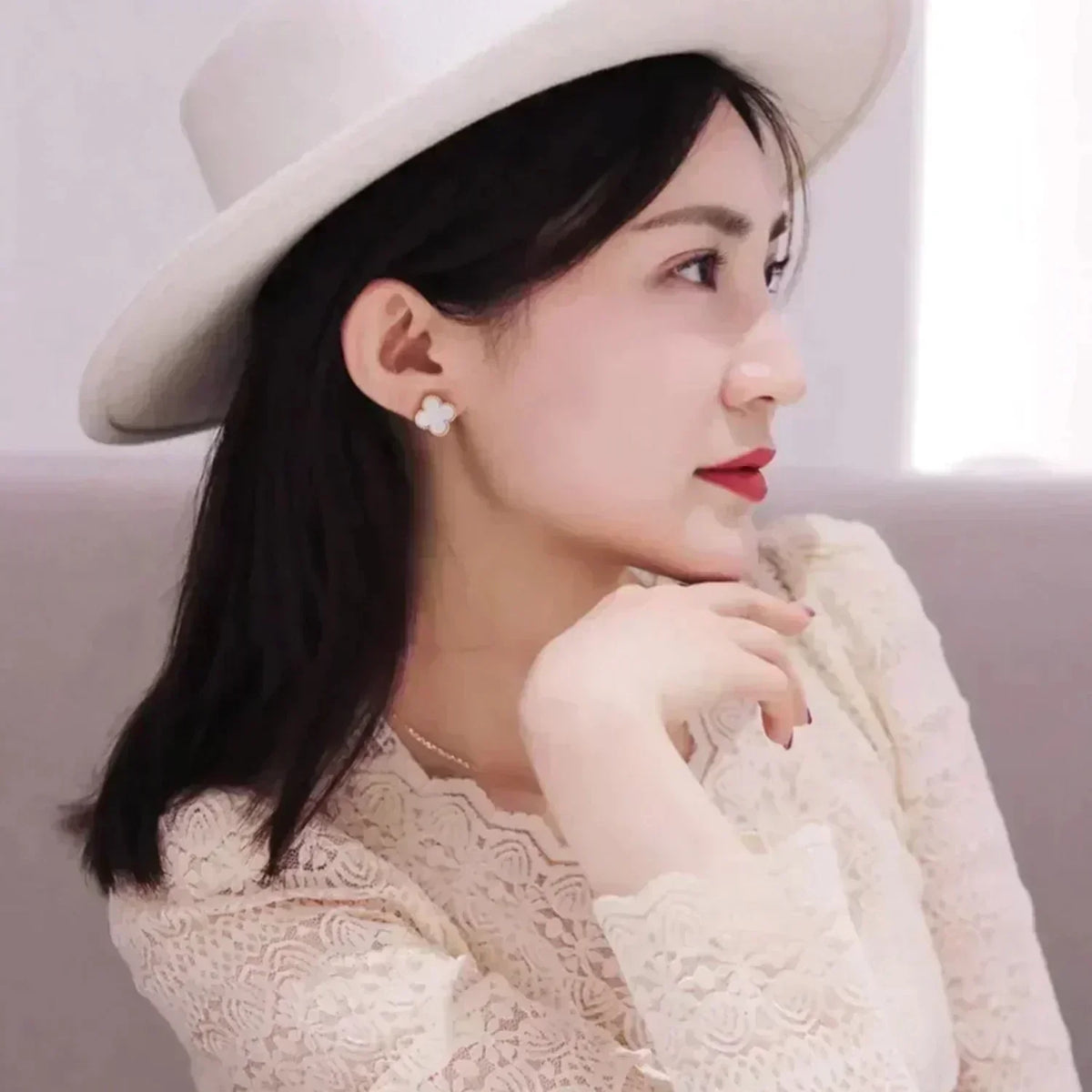 [Plus&Max]CLOVER MEDIUM 1 MOTIFS  WHITE MOP STUD EARRINGS