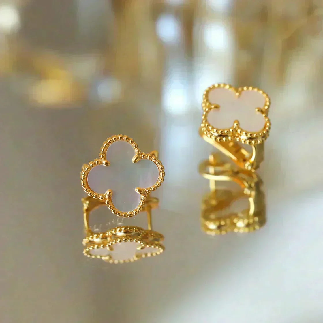[Plus&Max]CLOVER MEDIUM 1 MOTIFS  WHITE MOP STUD EARRINGS