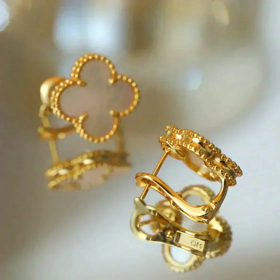 [Plus&Max]CLOVER MEDIUM 1 MOTIFS  WHITE MOP STUD EARRINGS