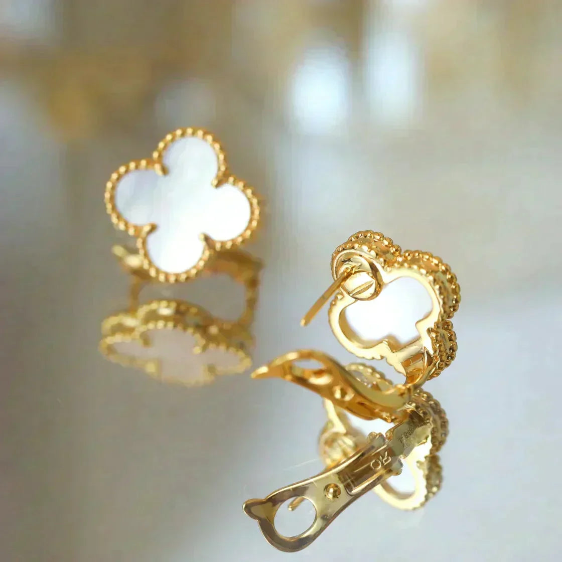 [Plus&Max]CLOVER MEDIUM 1 MOTIFS  WHITE MOP STUD EARRINGS