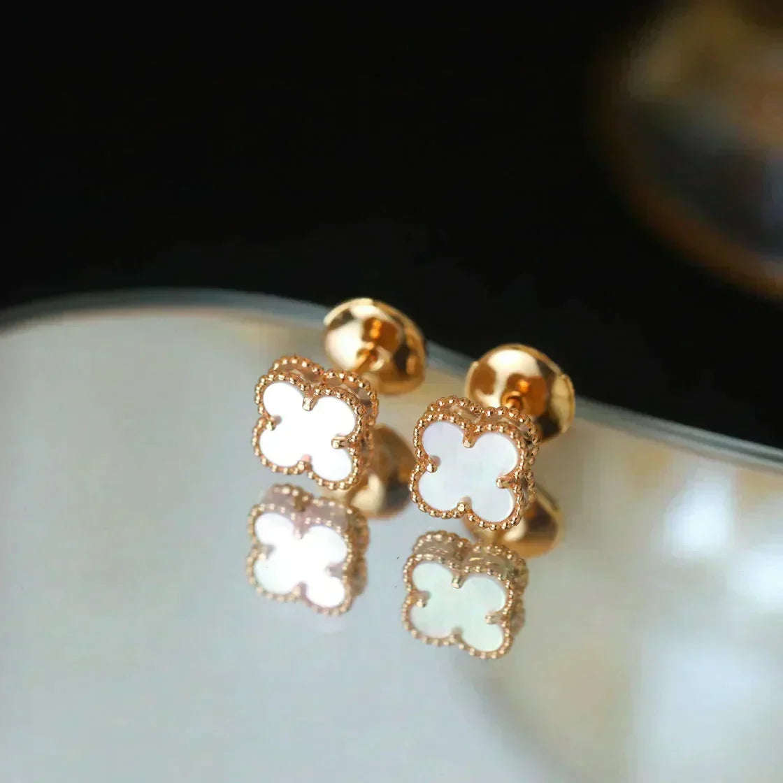 [Plus&Max]CLOVER MINI 9.5MM WHITE MOP EARRINGS