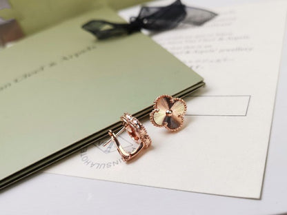 [Plus&Max]CLOVER MEDIUM STUD EARRINGS