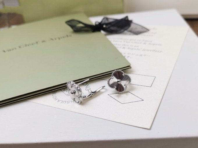 [Plus&Max]CLOVER MEDIUM STUD EARRINGS
