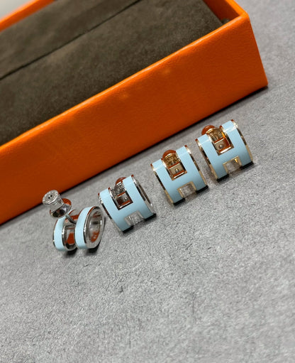 [Plus&Max]POP H SKY BLUE STUD EARRINGS