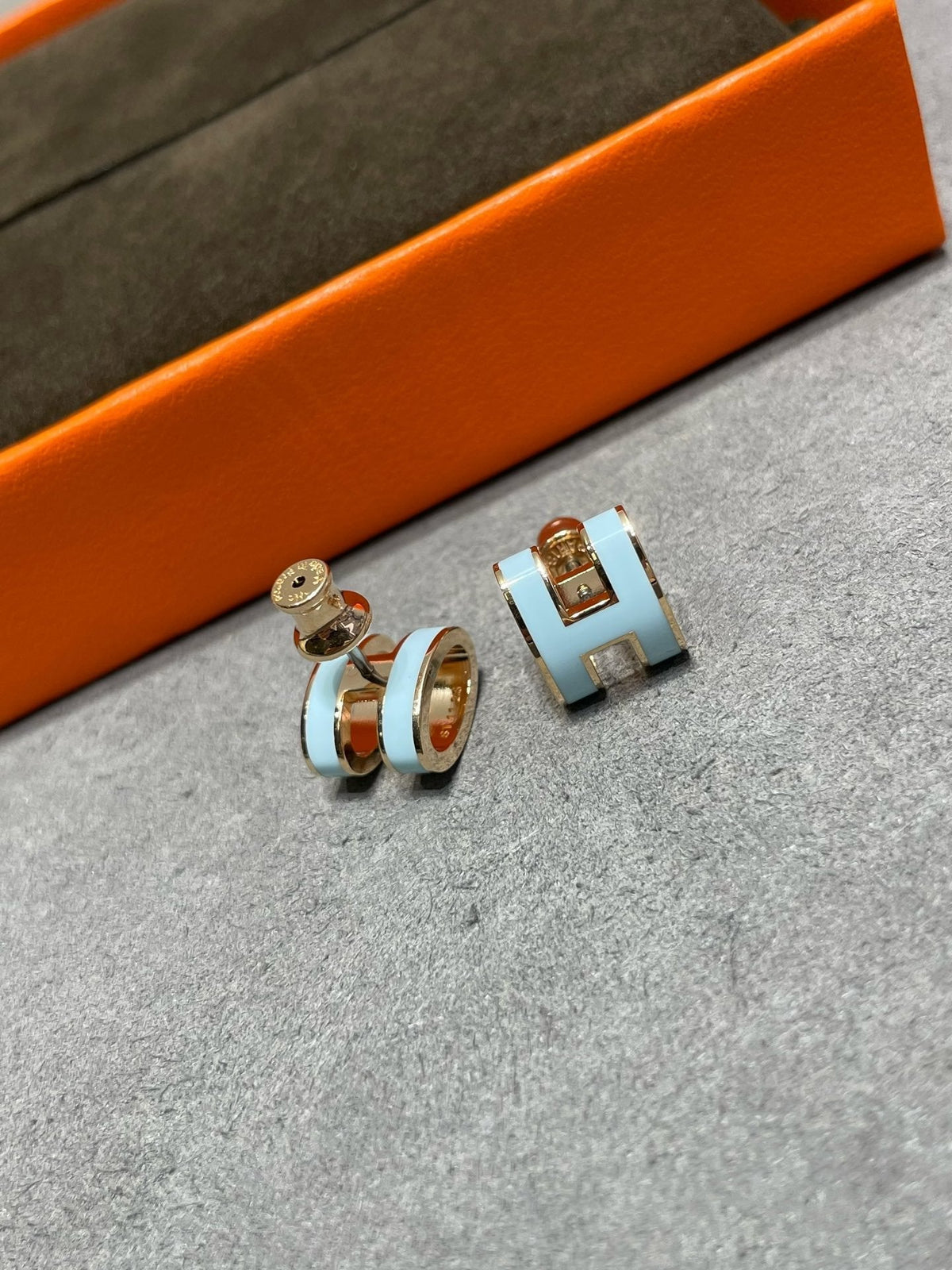 [Plus&Max]POP H SKY BLUE STUD EARRINGS