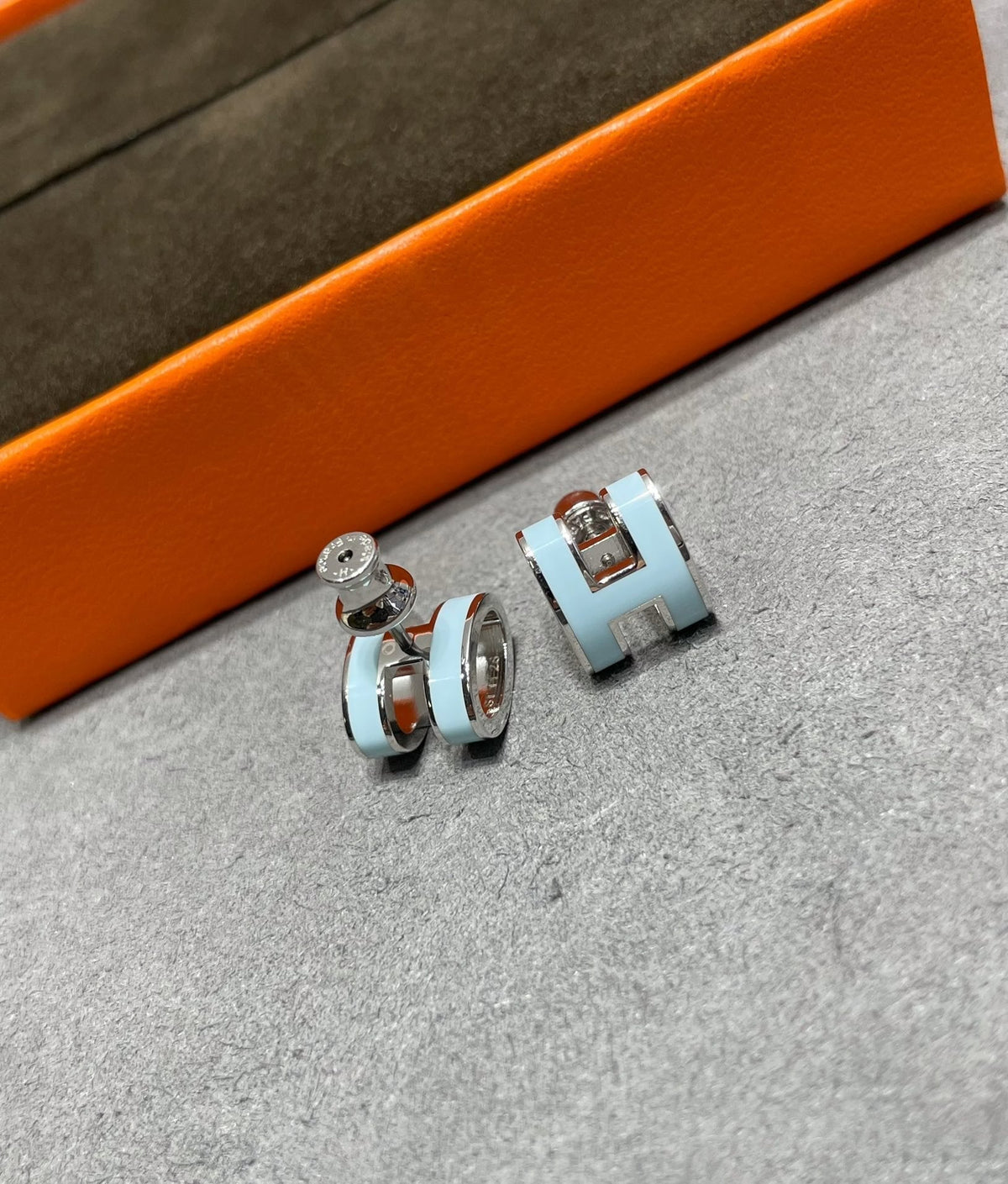 [Plus&Max]POP H SKY BLUE STUD EARRINGS