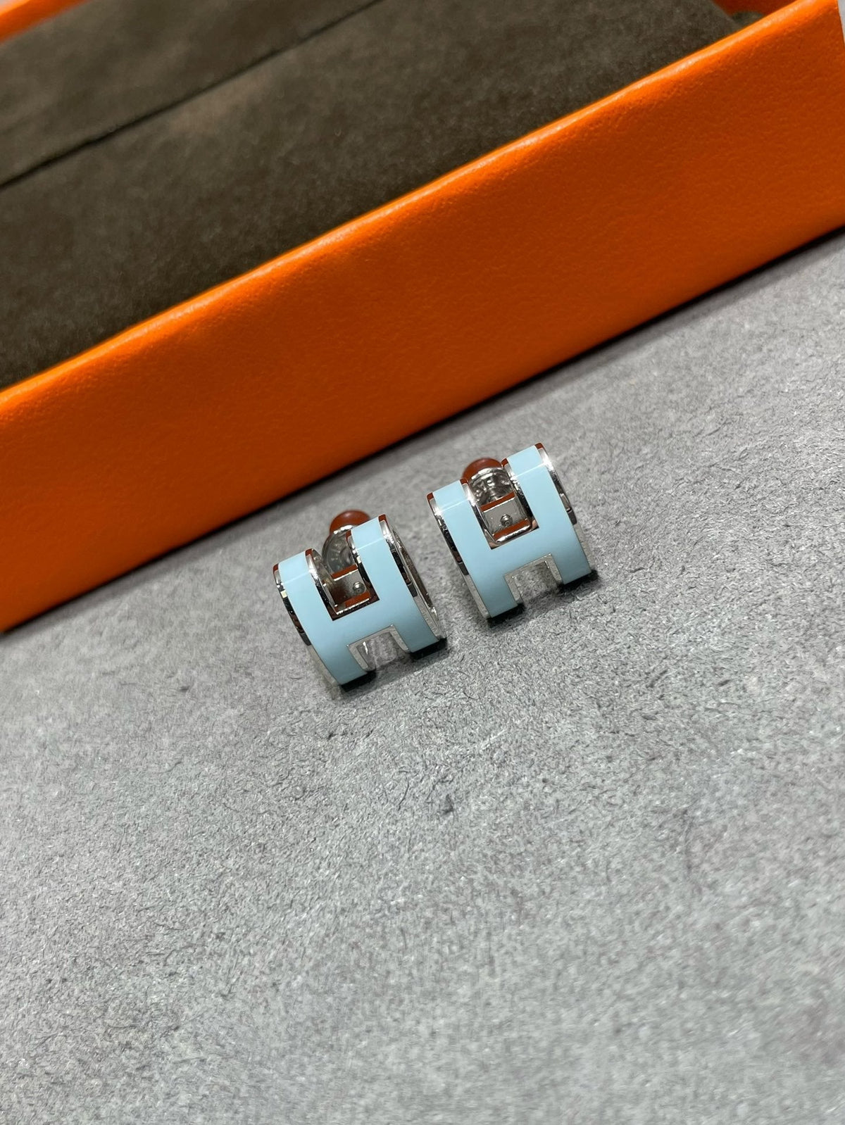 [Plus&Max]POP H SKY BLUE STUD EARRINGS