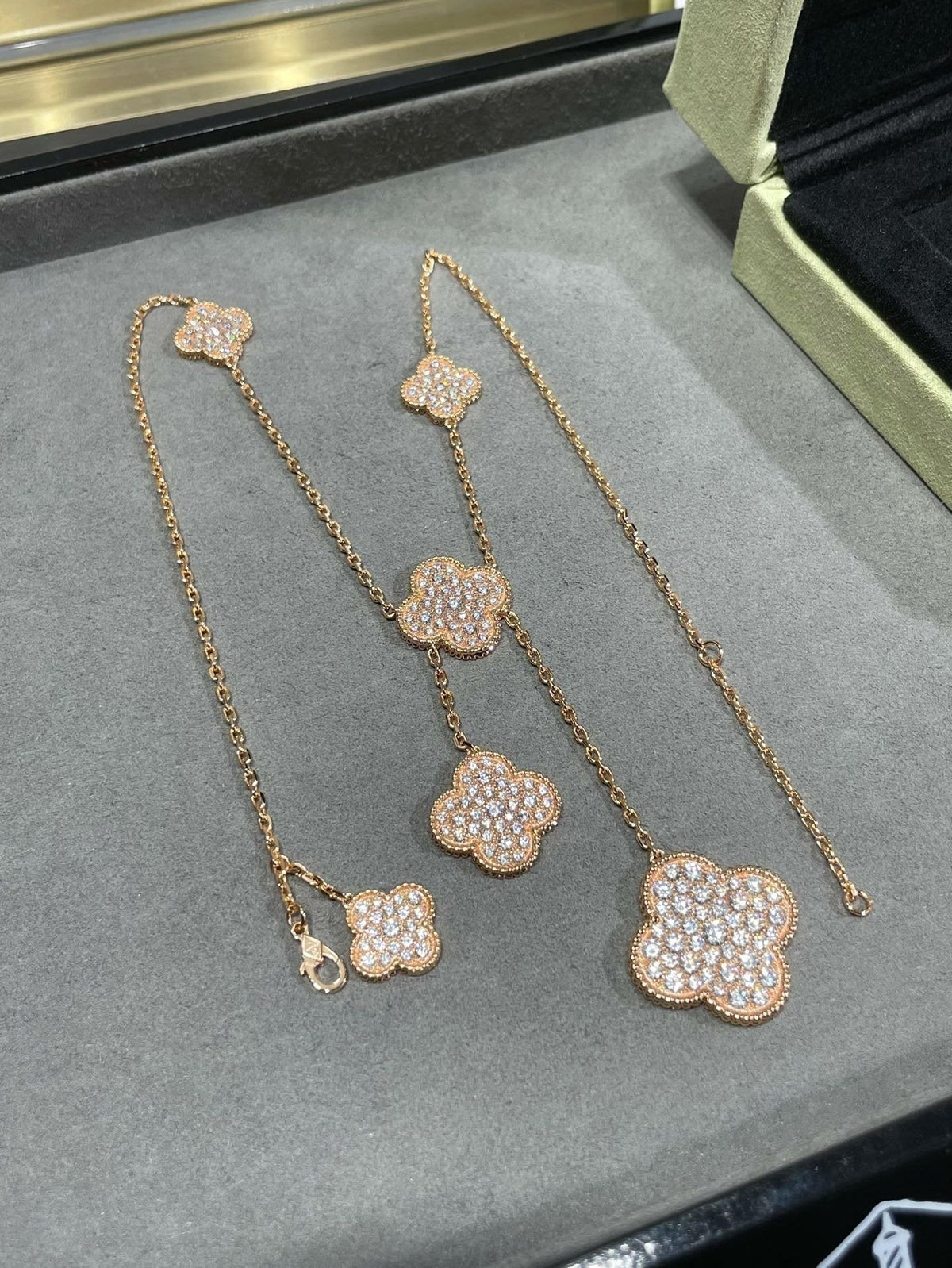 [Plus&Max]CLOVER 6 MOTIF DIAMOND PAVED NECKLACE