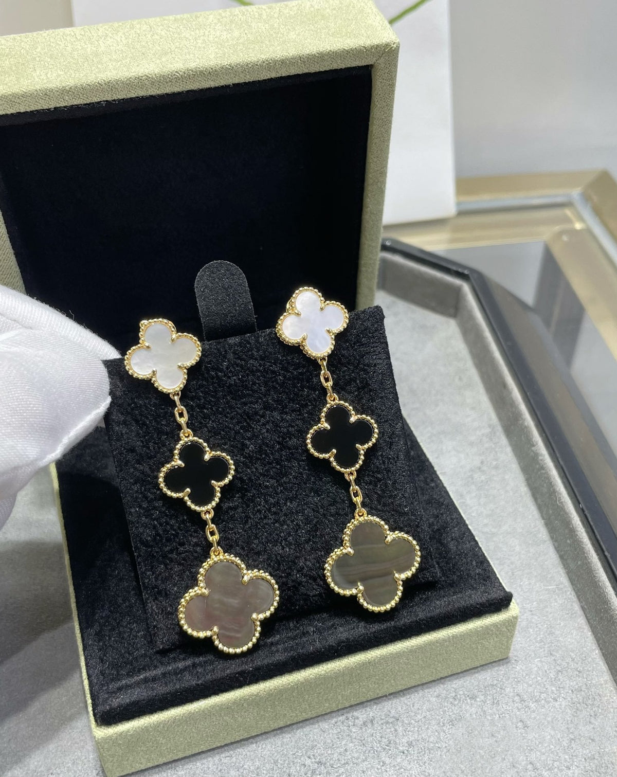 [Plus&Max]CLOVER 3 MOTIF MOP ONYX DARK MOP PINK GOLD EARRINGS