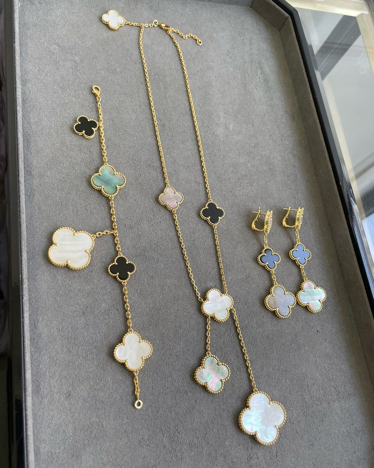 [Plus&Max]CLOVER 3 MOTIF MOP ONYX DARK MOP PINK GOLD EARRINGS
