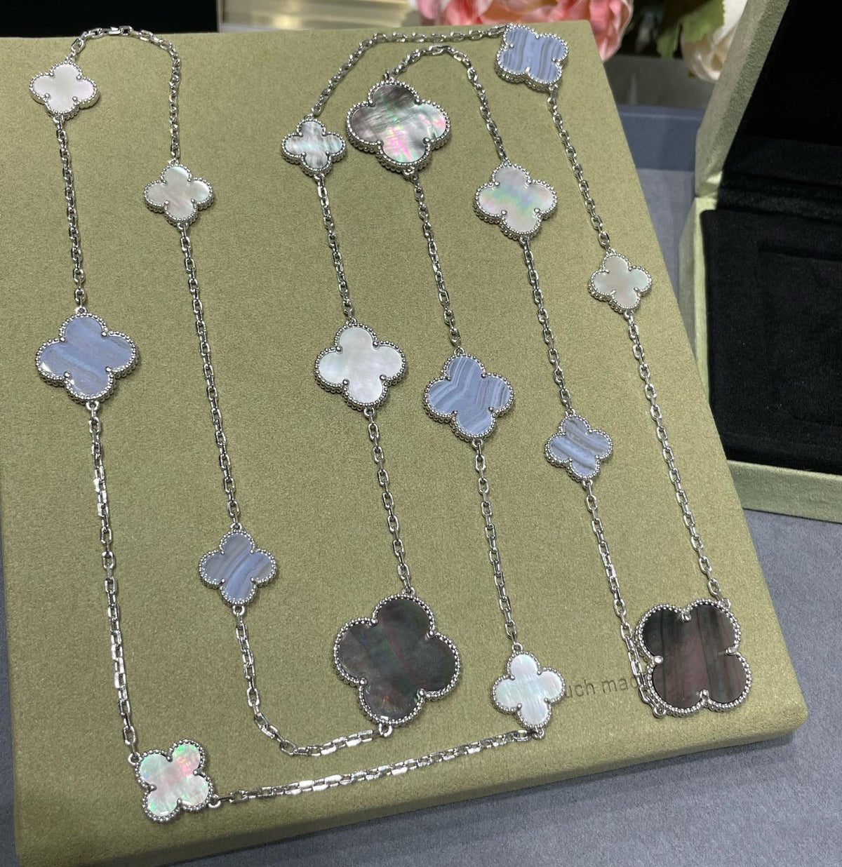 [Plus&Max]CLOVER 16 MOTIF CHALCEDONY MOP SILVER NECKLACE