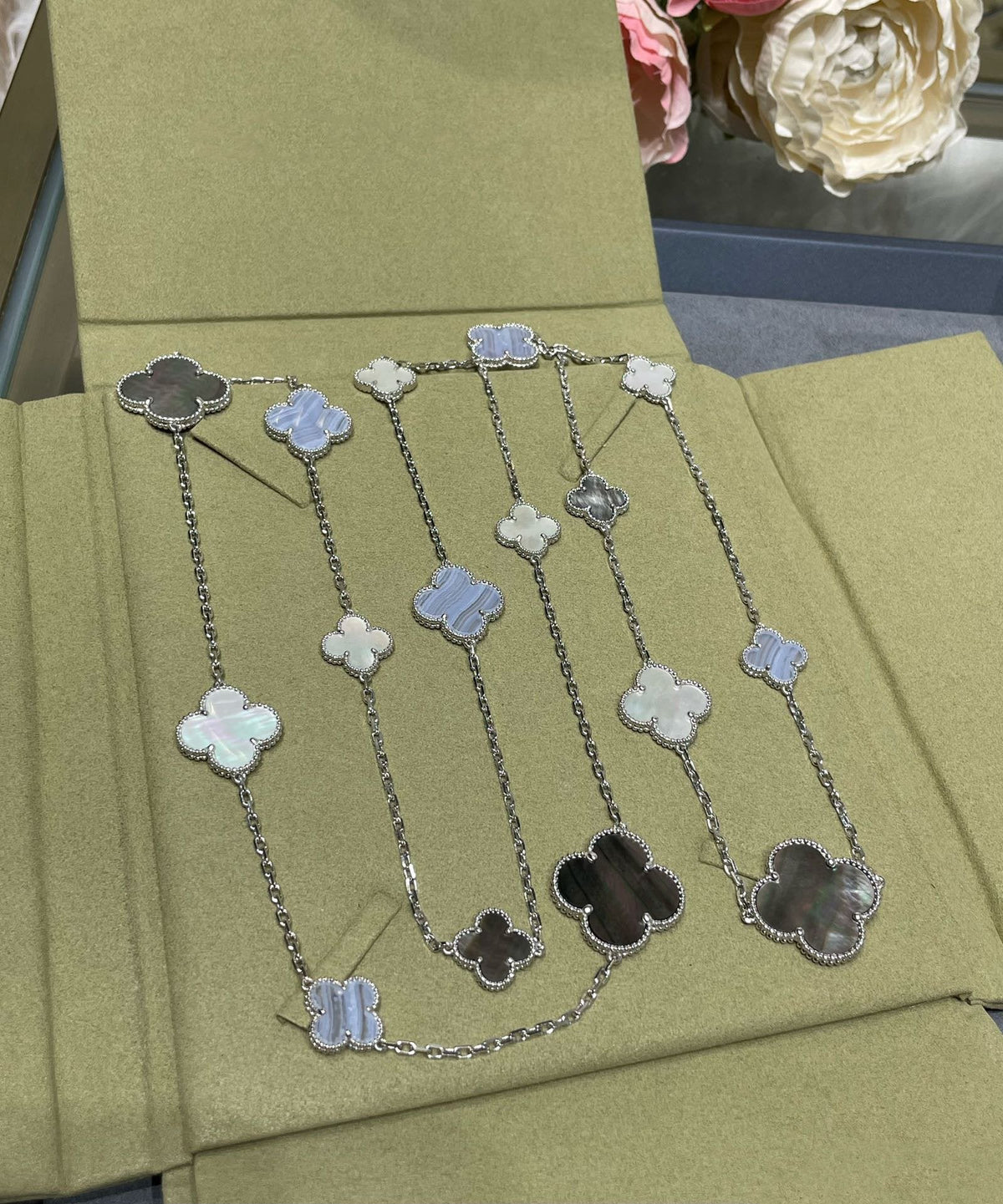 [Plus&Max]CLOVER 16 MOTIF CHALCEDONY MOP SILVER NECKLACE