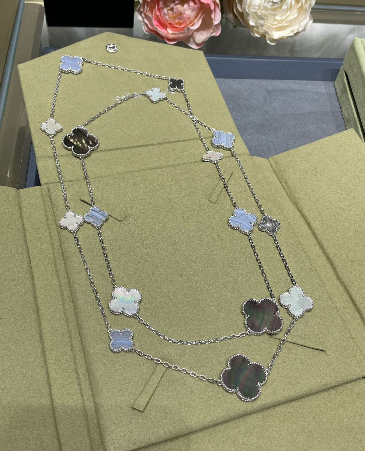 [Plus&Max]CLOVER 16 MOTIF CHALCEDONY MOP SILVER NECKLACE