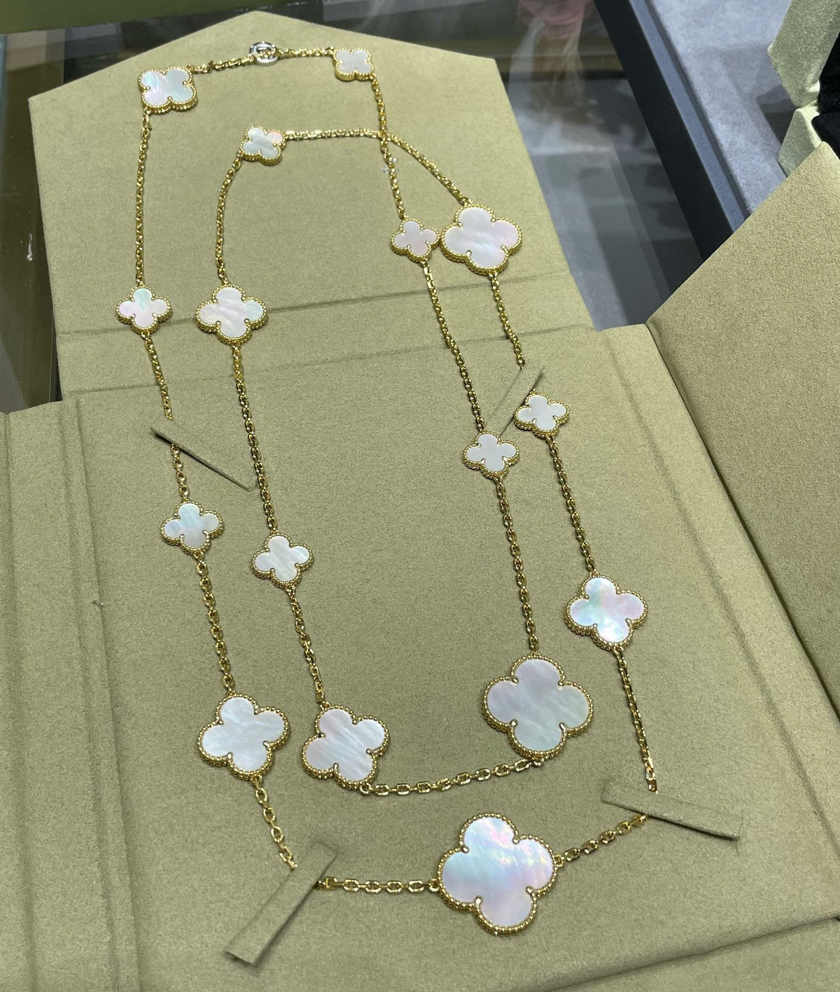 [Plus&Max]CLOVER 16 MOTIF WHITE MOP GOLD NECKLACE