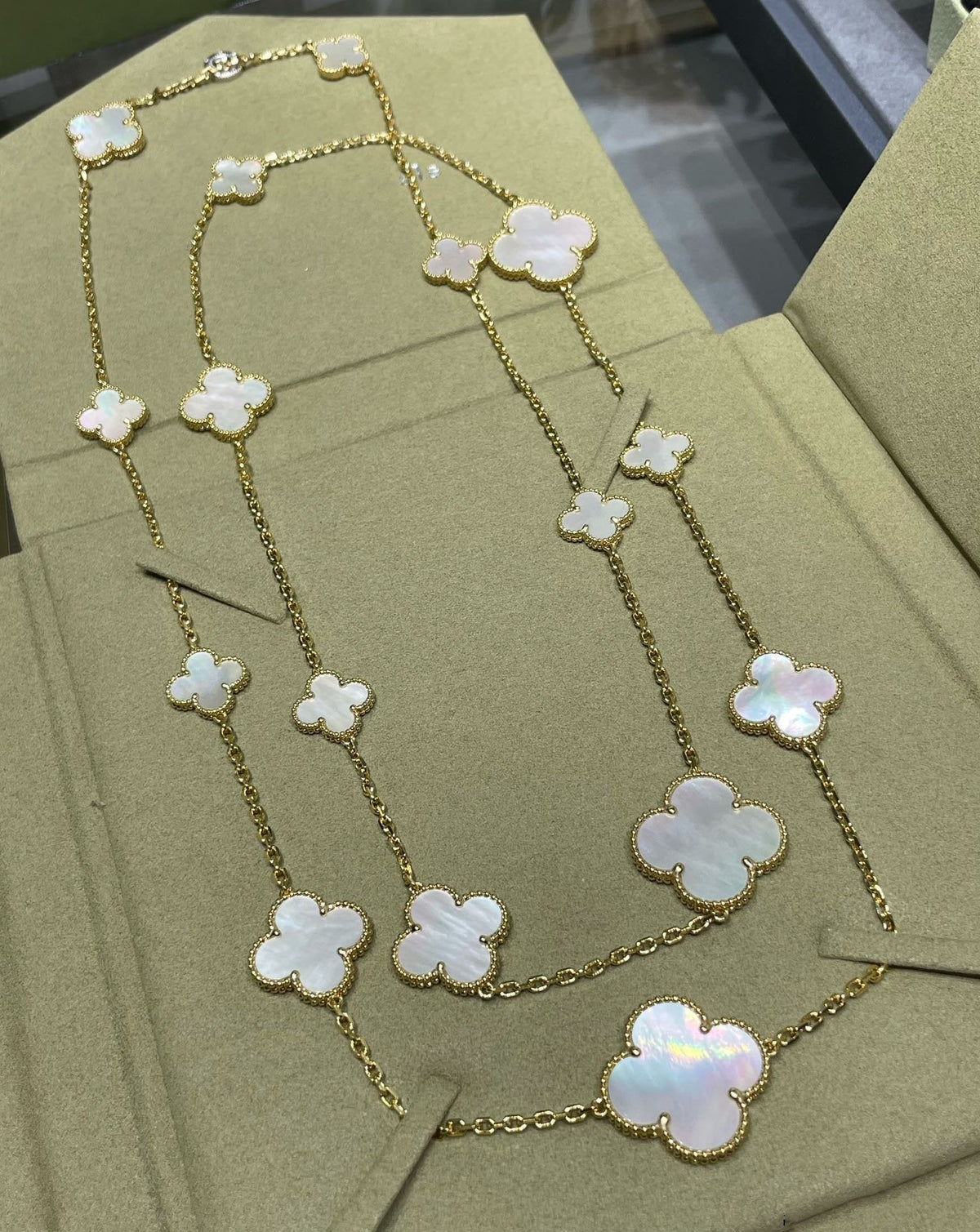 [Plus&Max]CLOVER 16 MOTIF WHITE MOP GOLD NECKLACE