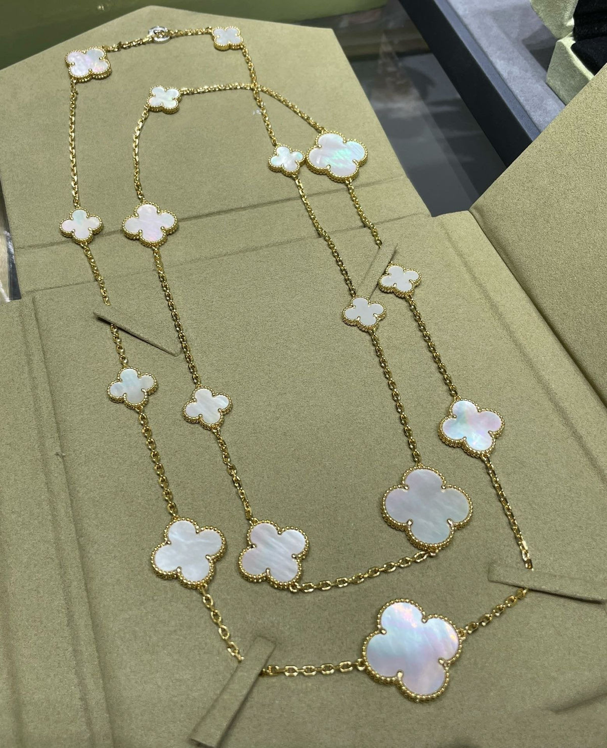[Plus&Max]CLOVER 16 MOTIF WHITE MOP GOLD NECKLACE