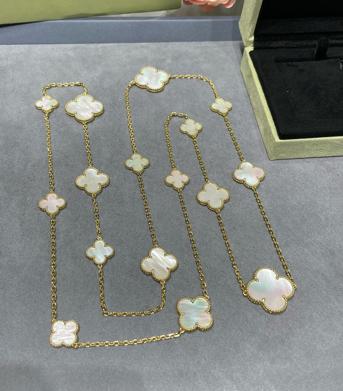 [Plus&Max]CLOVER 16 MOTIF WHITE MOP GOLD NECKLACE