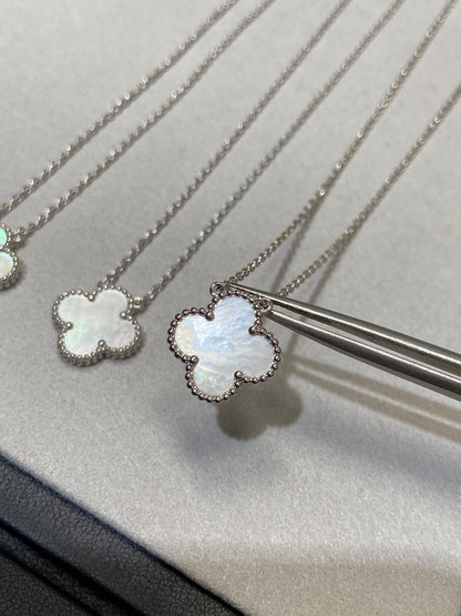 [Plus&Max]CLOVER MEDIUM SILVER WHITE MOP NECKLACE