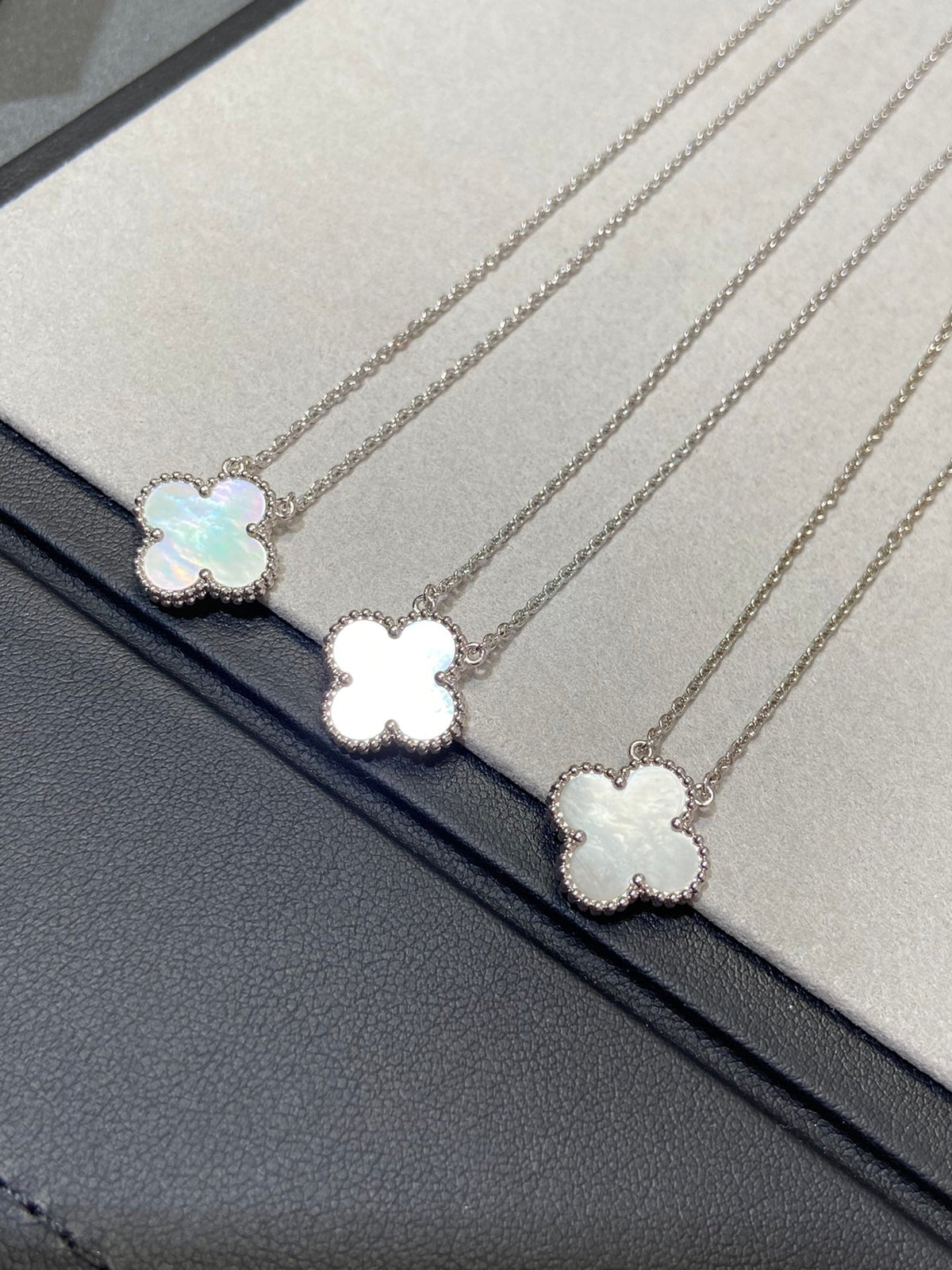 [Plus&Max]CLOVER MEDIUM SILVER WHITE MOP NECKLACE