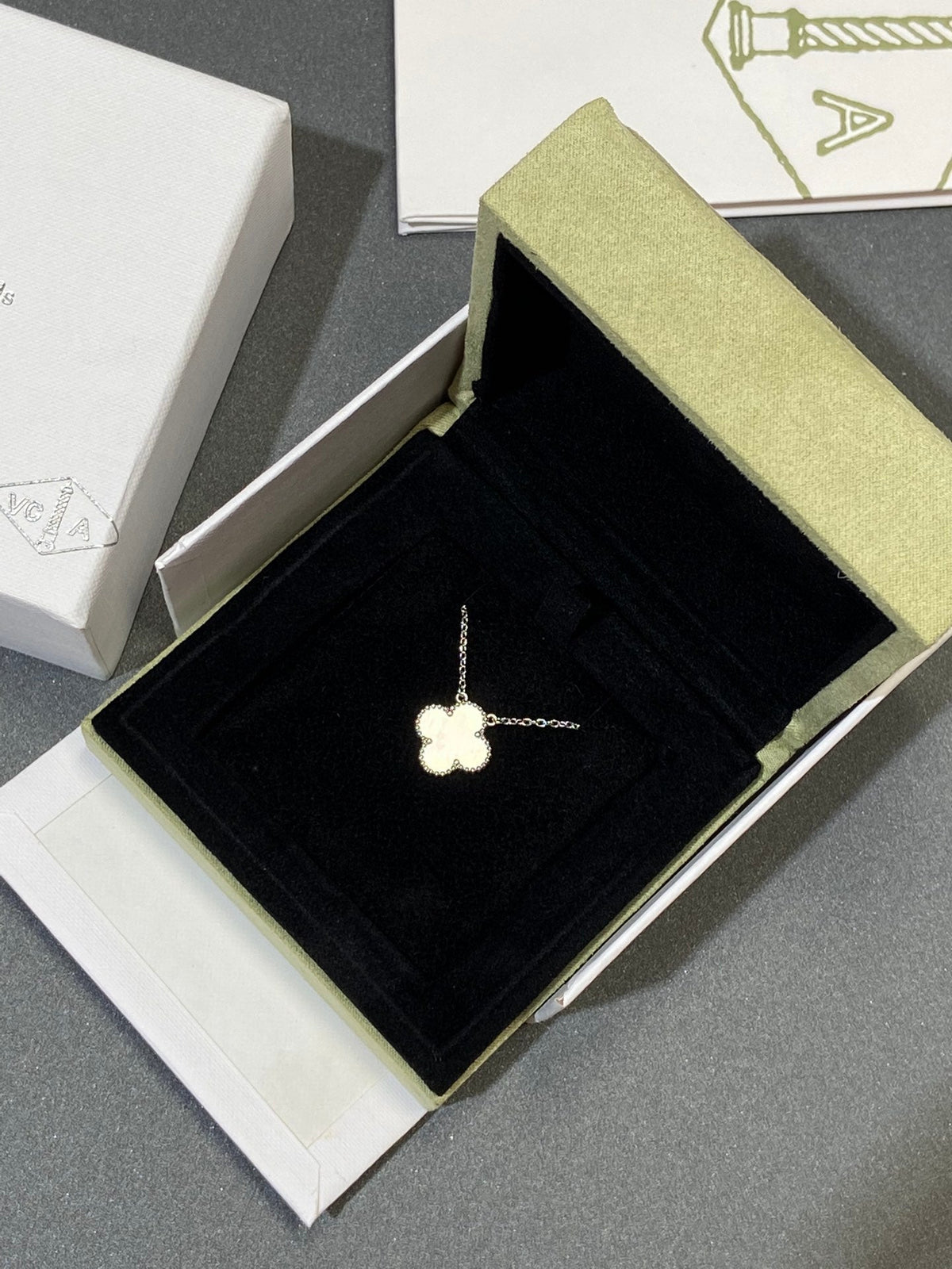 [Plus&Max]CLOVER MEDIUM SILVER WHITE MOP NECKLACE