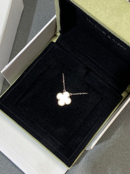 [Plus&Max]CLOVER MEDIUM SILVER WHITE MOP NECKLACE