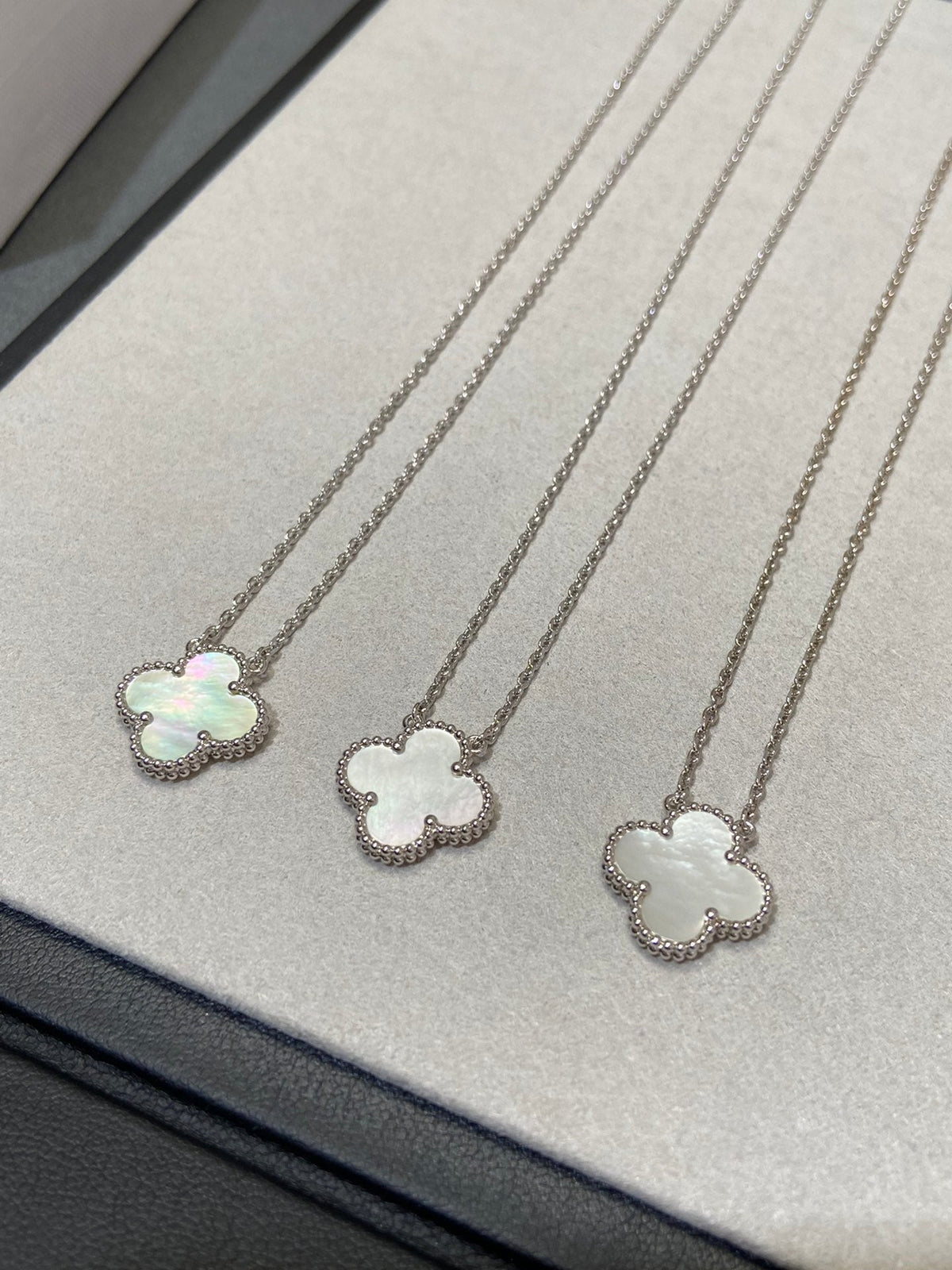 [Plus&Max]CLOVER MEDIUM SILVER WHITE MOP NECKLACE