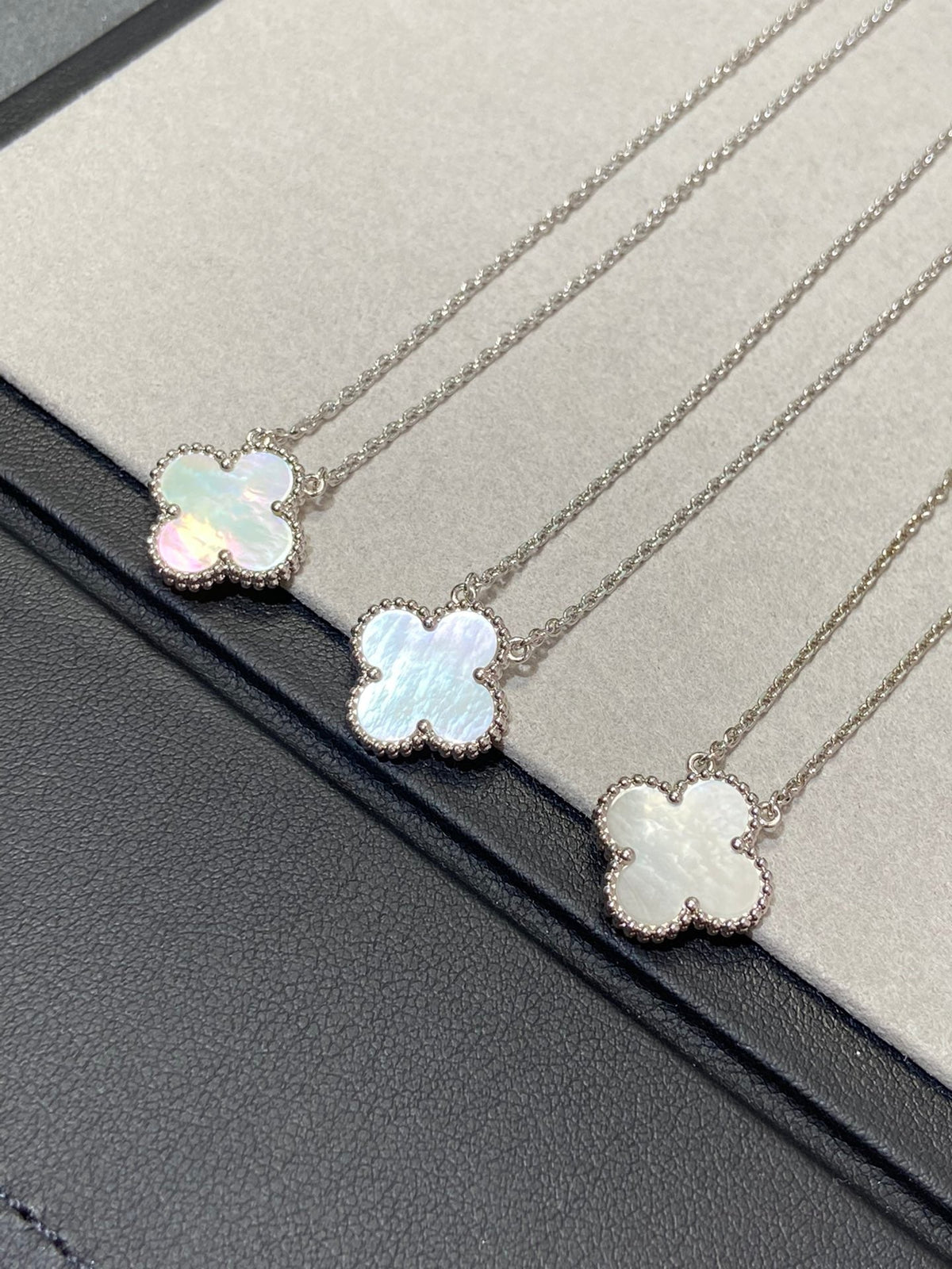 [Plus&Max]CLOVER MEDIUM SILVER WHITE MOP NECKLACE