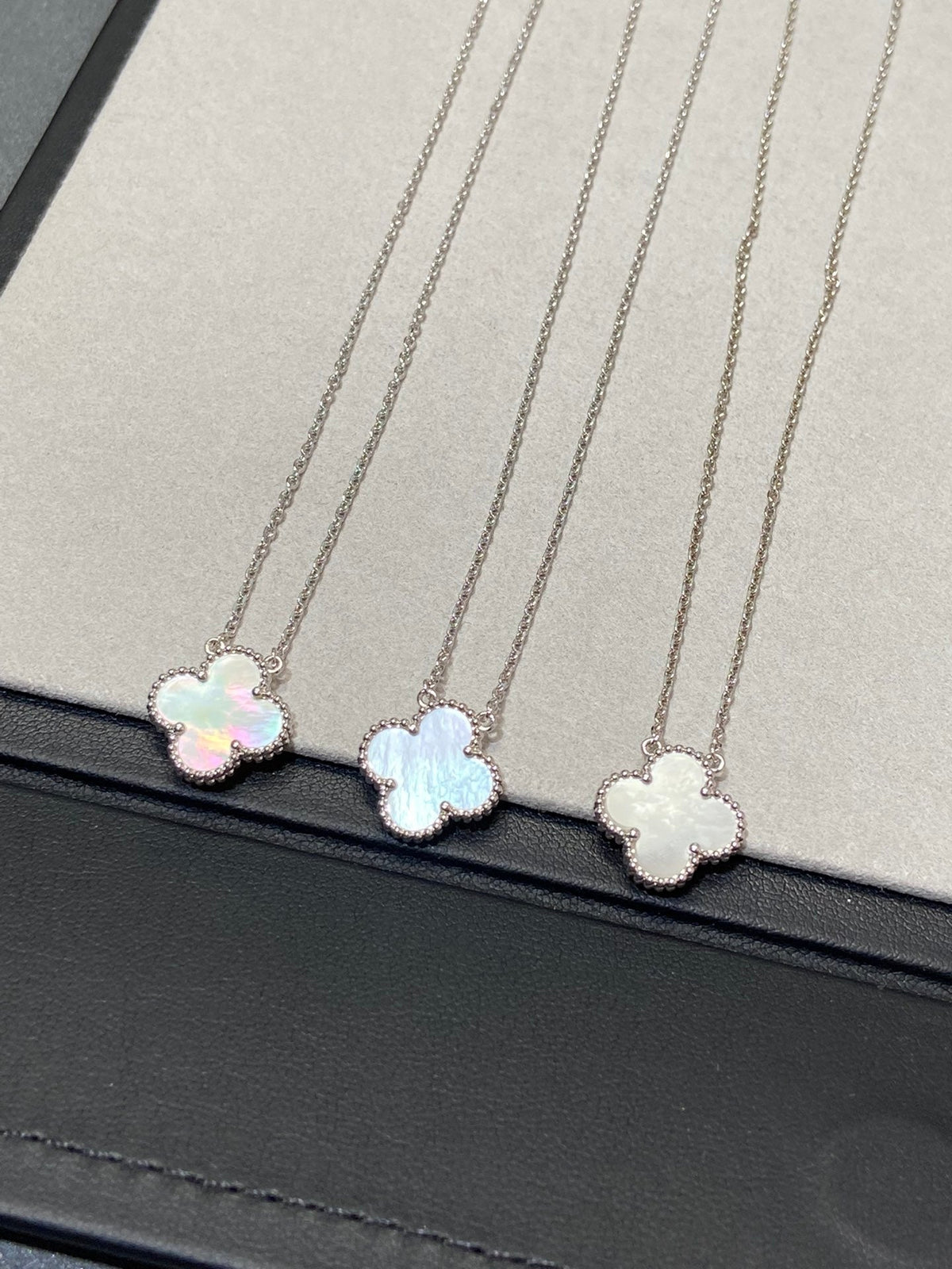[Plus&Max]CLOVER MEDIUM SILVER WHITE MOP NECKLACE