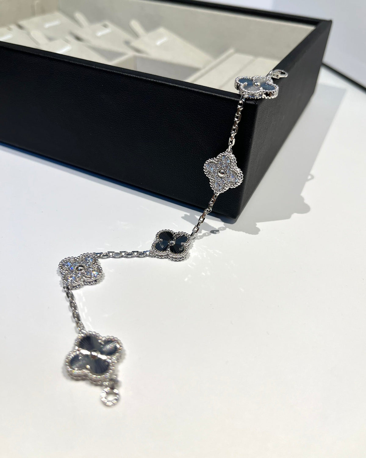 [Plus&Max]LUCKY CLOVER 5-MOTIF BRACELET - LASER COLLECTION