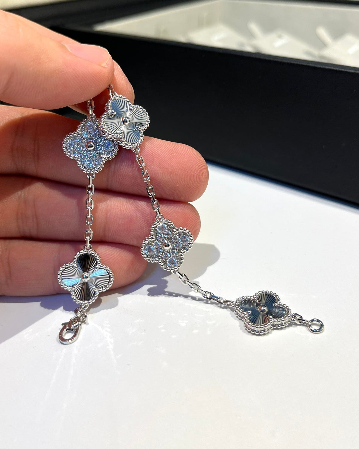 [Plus&Max]LUCKY CLOVER 5-MOTIF BRACELET - LASER COLLECTION