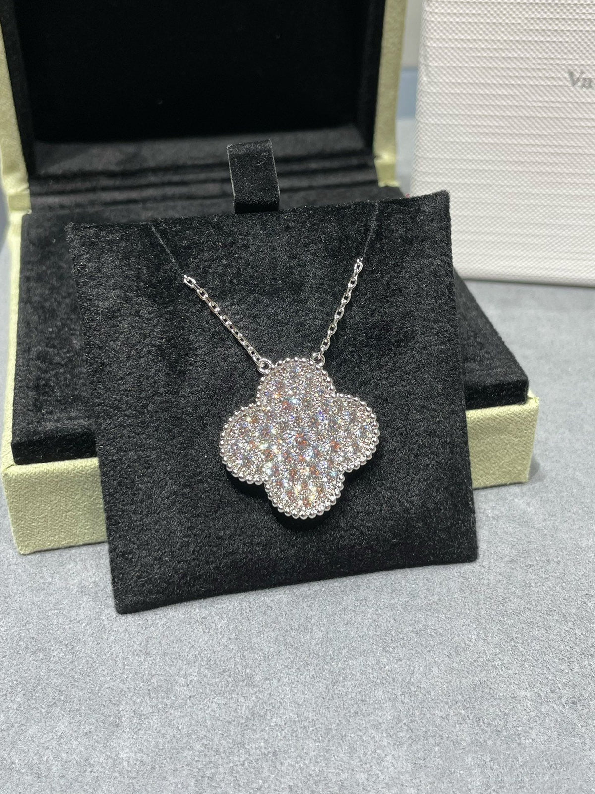 [Plus&Max]CLOVER 25MM LARGE PENDANT DIAMOND PAVED SILVER NECKLACE