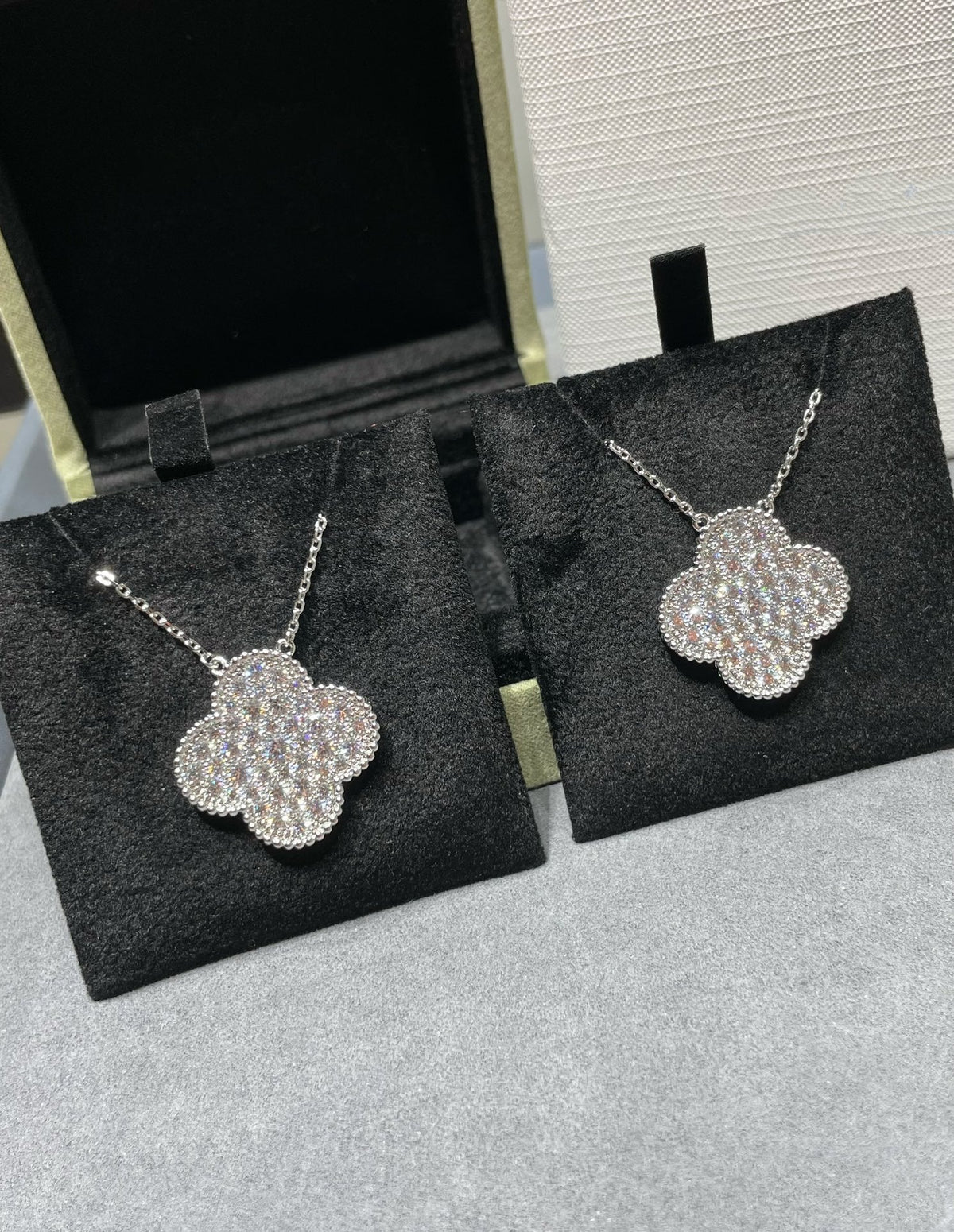 [Plus&Max]CLOVER 25MM LARGE PENDANT DIAMOND PAVED SILVER NECKLACE